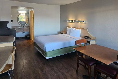 Rodeway Inn & Suites Thousand Palms - Rancho Mirage in Thousand Palms, USA