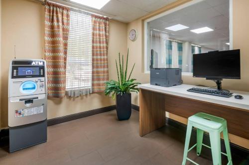 Comfort Inn & Suites Fort Lauderdale West Turnpike - image 5