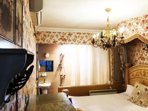 Guestroom, Kelly‘s Courtyard Hotel near Zhongshan Park