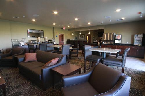 Cobblestone Inn and Suites Devils Lake - 바/라운지