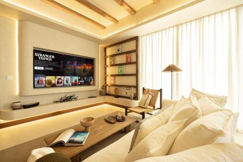 Premium Corner 3BR, Sea Views with Sunset, 85 inch TV