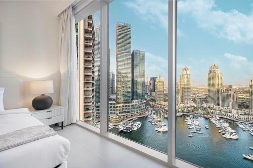Marina Horizon by LIV High Floor 1BR, For 5 Guests, Dual Gyms & Marina View, Dubai