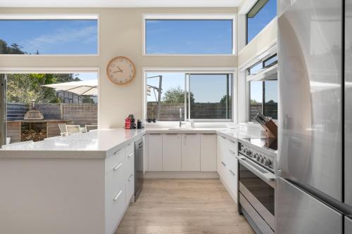 keuken, 'Ocean Beach Road Oasis' in Tairua