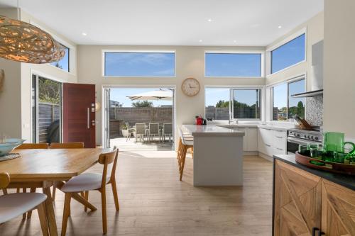 keuken, 'Ocean Beach Road Oasis' in Tairua