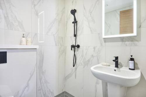 STAY BY LATINEM Luxury 2 BR Plus Maid Holiday Home CD 0208 Near Burj Khalifa, Dubai (photo 6)