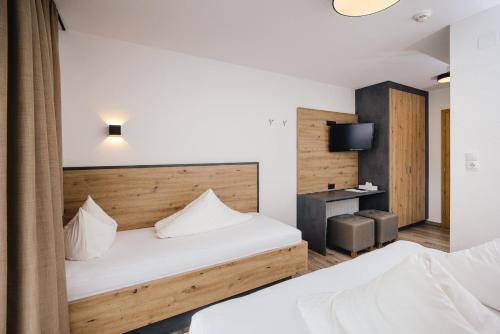 1 queen bed, 1 twin bed