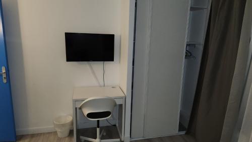 1 chambre meublé avec cuisine privé métro 7 la Courneuve (1 chambre meuble avec cuisine prive metro 7 la Courneuve) in Ла Курньов