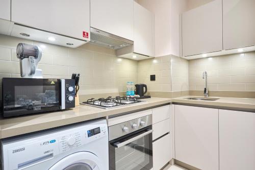 STAY BY LATINEM Luxury 1BR Holiday Home CVR A3304 near Downtown, Dubai (foto 6)