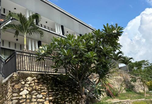 拉科利納科莫多酒店 (La Colina Komodo Hotel) in 下納閩