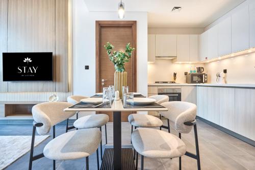 STAY BY LATINEM Luxury 2BR Holiday Home CB 1215 Near Burj Khalifa, Dubaï (photo 3)