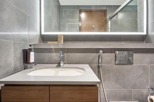STAY BY LATINEM Luxury 2BR Holiday Home CB 1215 Near Burj Khalifa, Dubaï (photo 6)