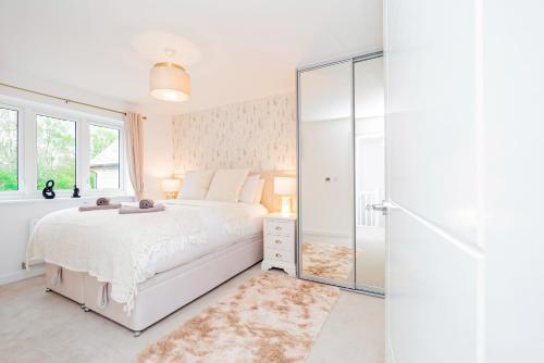 Stylish 4 Bedroom Home Perfect for Families in เคเวอร์สฟิลด์