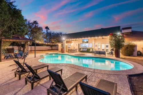 SdaleTreehouse Pool Gameroom Firepit – khách sạn tại Bắc Phoenix