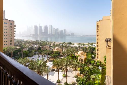 TRPS - Fairmont North Residences, Palm Jumeirah - Luxurious 2BR plus Maids, Sea and Harbour View, Dubaj