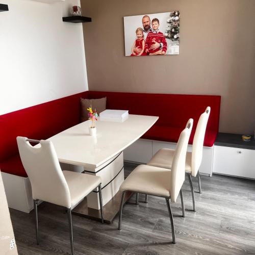 Big apartment in quiet location close to the center -ideal for families with kids, Прага (фото 3)