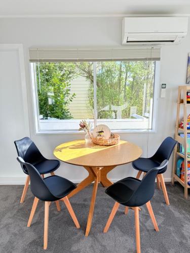 Facilities, Renovated Entire 2BR Flat, Comfort, Scenic Views, Free Parking & 10 min to Ferry in North Wellington