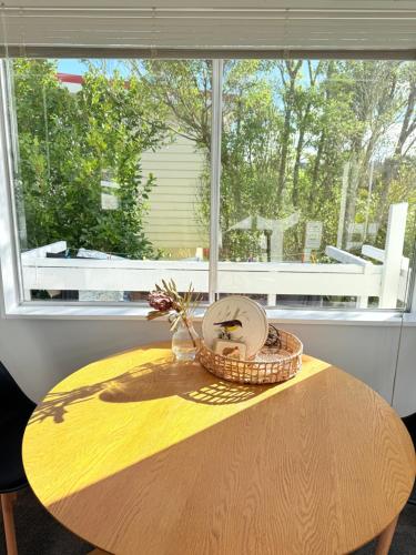 View, Renovated Entire 2BR Flat, Comfort, Scenic Views, Free Parking & 10 min to Ferry in North Wellington