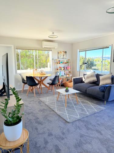 Renovated Entire 2BR Flat, Comfort, Scenic Views, Free Parking & 10 min to Ferry – khách sạn tại North Wellington