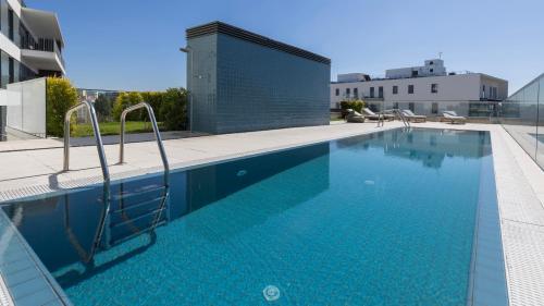 Soft Modern Flat With Pool & Gym by LovelyStay, Lisabon