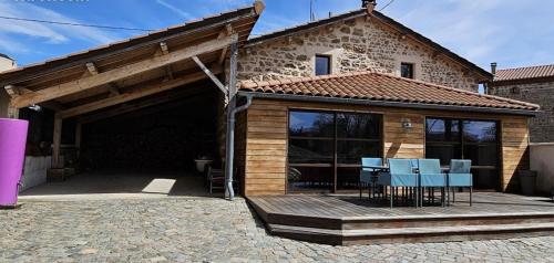 Maison d'hôtes chaleureuse a Usson-en-Forez gîte à louer Teyssosnières