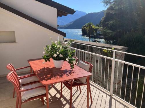 "The Balbianello Lake House Blue" in เลนโน