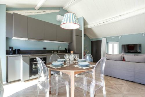 "The Balbianello Lake House Blue" in เลนโน