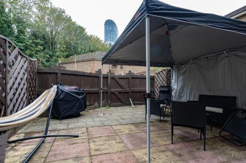 Open Mind Property - 3 Bed Home with Free Parking - image 4