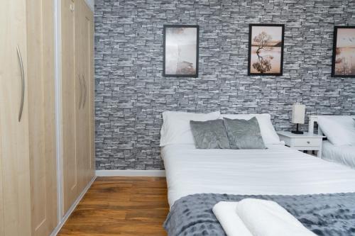 Open Mind Property - 3 Bed Home with Free Parking - image 3