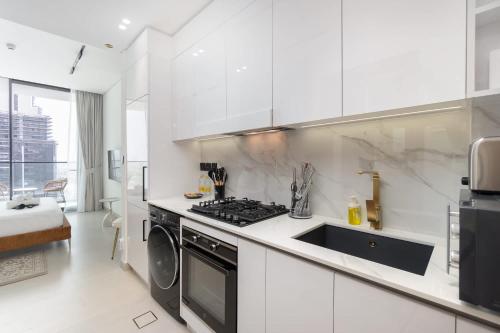 Free housekeeping visits during your stay - StayShort - Perfect Studio in Binghatti Azure JVC - Sleeps 2, Dubai (foto 6)