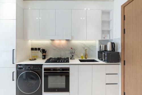 Free housekeeping visits during your stay - StayShort - Perfect Studio in Binghatti Azure JVC - Sleeps 2, Dubai (foto 7)