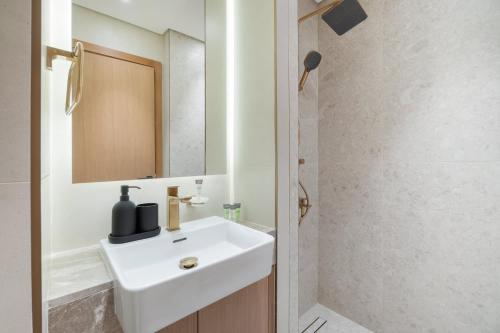 Free housekeeping visits during your stay - StayShort - Perfect Studio in Binghatti Azure JVC - Sleeps 2, Dubai (foto 9)