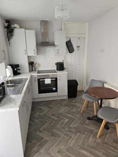 Beautiful Belfast House beside CS LewisSquare in Wilgar Park Area