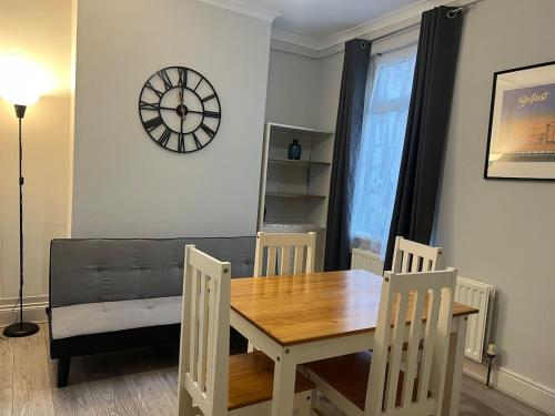 Beautiful Belfast House beside CS LewisSquare in Wilgar Park Area