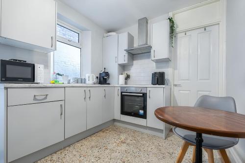 Beautiful Belfast House beside CS LewisSquare in Wilgar Park Area