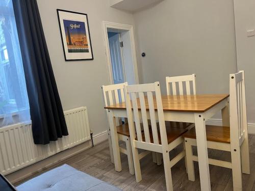 Beautiful Belfast House beside CS LewisSquare in Wilgar Park Area