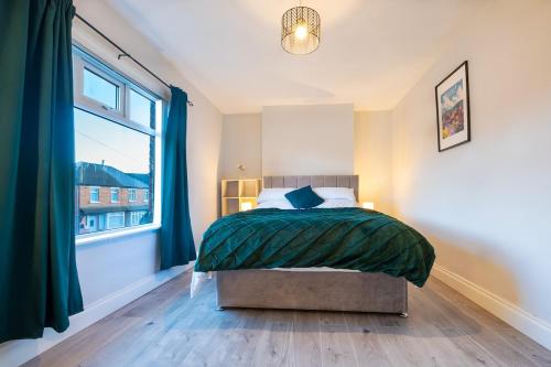 Beautiful Belfast House beside CS LewisSquare in Wilgar Park Area