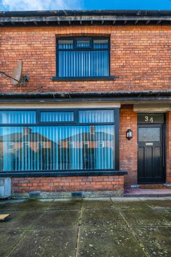 Beautiful Belfast House beside CS LewisSquare in Wilgar Park Area