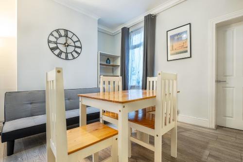 Beautiful Belfast House beside CS LewisSquare in Wilgar Park Area