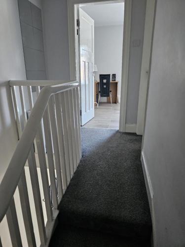 Beautiful Belfast House beside CS LewisSquare in Wilgar Park Area