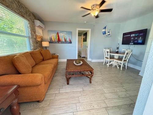 Sand Dollar Updated Kitchen Washer Dryer On River 1 Mile To Beach Sleeps 4 - Lover's Key State Park, Fort Myers Beach