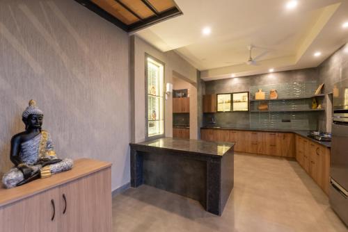 virtuve, SaffronStays Pebble House - 3BR riverside villa with glass walls, terraces & Nun River views, Dehrad in Galajwari