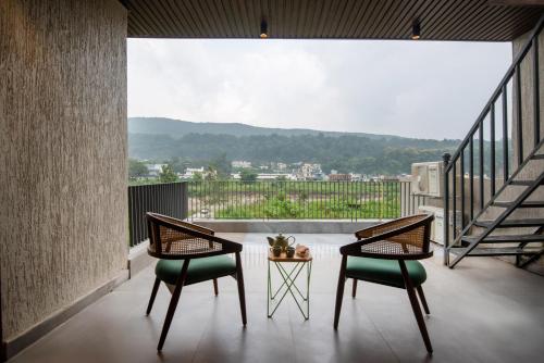 Apkārtne, SaffronStays Pebble House - 3BR riverside villa with glass walls, terraces & Nun River views, Dehrad in Galajwari