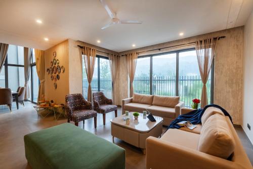 Istaba viesiem, SaffronStays Pebble House - 3BR riverside villa with glass walls, terraces & Nun River views, Dehrad in Galajwari