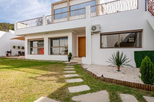 Villa Cosy Stay near beach,Airport, surf camp and stadium only familly