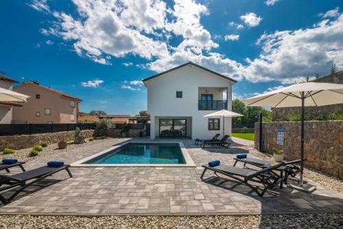Villa Taralis with heated pool – khách sạn tại Kornic