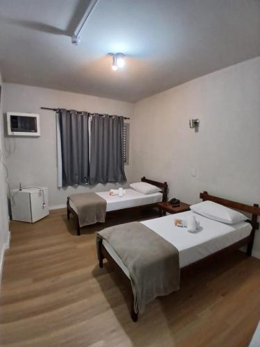2 twin beds