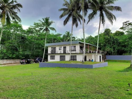 Golden Riverside Resort Kosgama in Hanwella