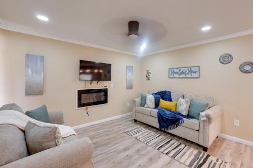 5 Mi to UAB: Group-Friendly Birmingham Retreat – khách sạn tại Irondale