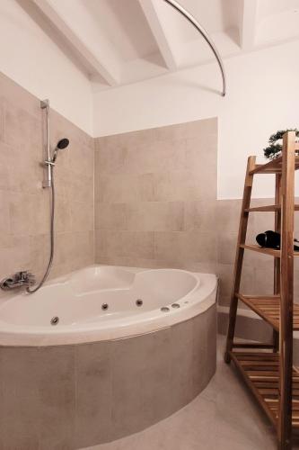 حمام, Gemütliche Ferienwohnung Windjammer mit Parkplatz - Nur 50 Meter zum Ostsee Sandstrand (Charmante Ferienwohnung mit Terrasse - nur 50m zum Strand mit eigenem Parkplatz und Fahrradunterstel) in Sierksdorf