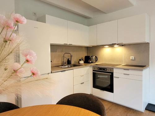 مطبخ, Gemütliche Ferienwohnung Windjammer mit Parkplatz - Nur 50 Meter zum Ostsee Sandstrand (Charmante Ferienwohnung mit Terrasse - nur 50m zum Strand mit eigenem Parkplatz und Fahrradunterstel) in Sierksdorf